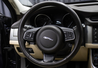 Подержанный автомобиль Jaguar XF Sedan 2016 года (17 фото)