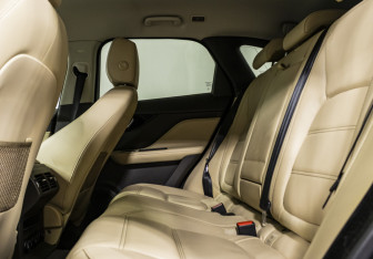 Подержанный автомобиль Jaguar F-Pace 2016 года (13 фото)