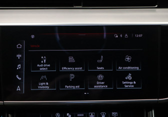 Подержанный автомобиль Audi A8 2021 года (17 фото)