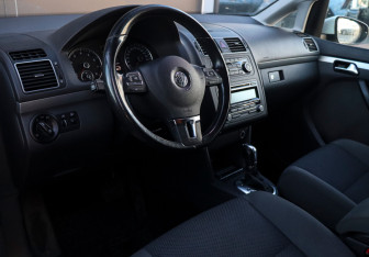 Подержанный автомобиль Volkswagen Touran 2011 года (11 фото)