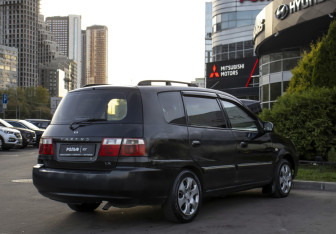 Подержанный автомобиль Kia Carens 2005 года (5 фото)