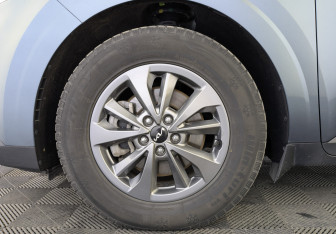 Подержанный автомобиль Kia Carnival 2022 года (12 фото)