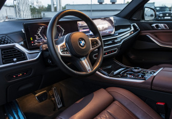 Подержанный автомобиль BMW X5 2023 года (9 фото)