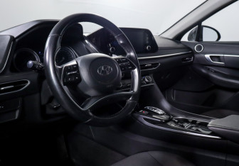 Подержанный автомобиль Hyundai Sonata 2020 года (14 фото)