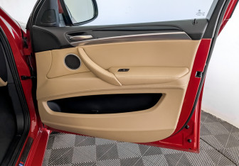 Подержанный автомобиль BMW X6 M 2011 года (26 фото)