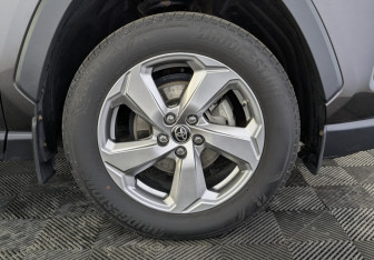 Подержанный автомобиль Toyota RAV4 2020 года (12 фото)