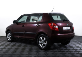 Подержанный автомобиль Skoda Fabia Hatchback 2012 года (7 фото)
