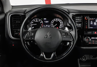 Подержанный автомобиль Mitsubishi Outlander 2016 года (11 фото)