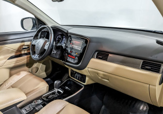 Подержанный автомобиль Mitsubishi Outlander 2020 года (11 фото)
