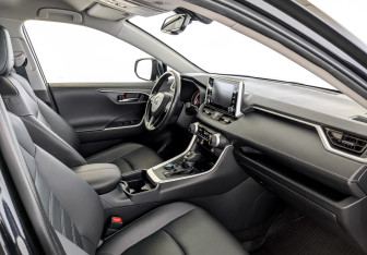 Подержанный автомобиль Toyota RAV4 2022 года (11 фото)