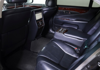 Подержанный автомобиль Lexus LS 2010 года (12 фото)