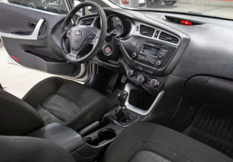Подержанный автомобиль Kia Ceed Hatchback 2013 года (11 фото)