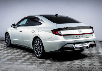 Подержанный автомобиль Hyundai Sonata 2022 года (7 фото)