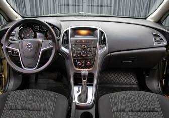 Подержанный автомобиль Opel Astra Hatchback 2013 года (14 фото)