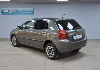 Подержанный автомобиль Toyota Corolla Hatchback 2004 года (7 фото)