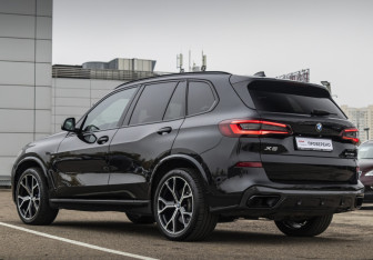Подержанный автомобиль BMW X5 2020 года (9 фото)