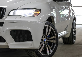 Подержанный автомобиль BMW X6 M 2012 года (34 фото)