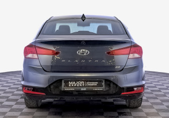 Подержанный автомобиль Hyundai Elantra Sedan 2019 года (6 фото)