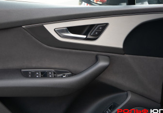 Подержанный автомобиль Audi Q7 2015 года (17 фото)