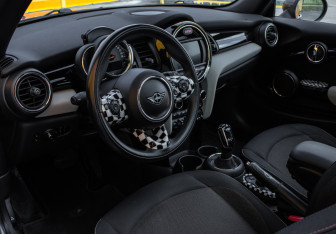Подержанный автомобиль MINI Hatch 2019 года (10 фото)