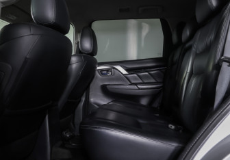 Подержанный автомобиль Mitsubishi Pajero Sport 2016 года (11 фото)