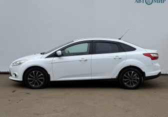Подержанный автомобиль Ford Focus Sedan 2012 года (8 фото)