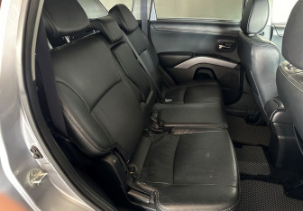 Подержанный автомобиль Mitsubishi Outlander 2012 года (10 фото)