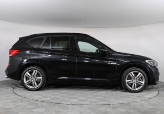 Подержанный автомобиль BMW X1 2022 года (6 фото)