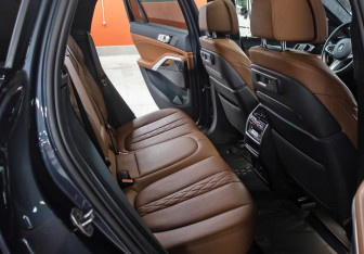 Подержанный автомобиль BMW X6 2020 года (13 фото)