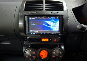 Подержанный автомобиль Toyota Ist 2007 года (14 фото)