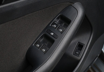 Подержанный автомобиль Volkswagen Jetta Sedan 2012 года (15 фото)