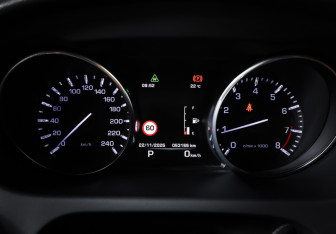 Подержанный автомобиль Land Rover Discovery Sport 2015 года (16 фото)