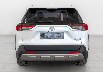 Подержанный автомобиль Toyota RAV4 2022 года (6 фото)