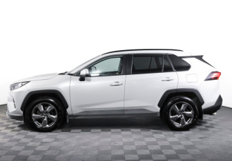 Подержанный автомобиль Toyota RAV4 2021 года (8 фото)