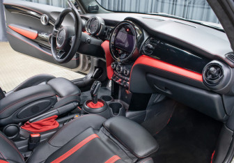 Подержанный автомобиль MINI Hatch 2021 года (10 фото)