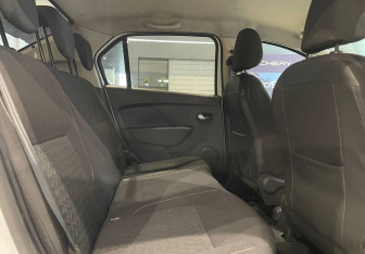 Подержанный автомобиль Renault Logan Sedan 2015 года (12 фото)