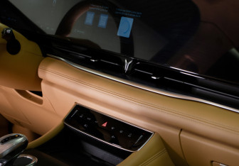 Подержанный автомобиль Voyah Dream 2023 года (19 фото)