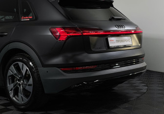 Подержанный автомобиль Audi e-tron 2021 года (21 фото)