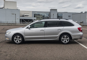 Подержанный автомобиль Skoda Superb Wagon 2012 года (8 фото)