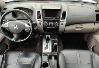 Подержанный автомобиль Mitsubishi Pajero Sport 2014 года (10 фото)