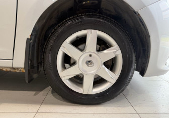 Подержанный автомобиль Renault Logan Sedan 2014 года (18 фото)