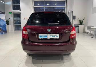 Подержанный автомобиль Skoda Fabia Hatchback 2012 года (5 фото)