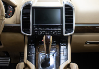 Подержанный автомобиль Porsche Cayenne 2011 года (15 фото)