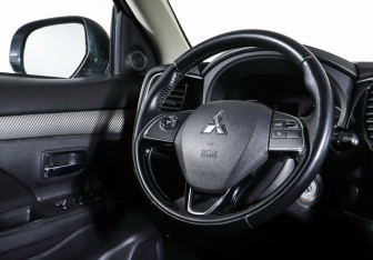 Подержанный автомобиль Mitsubishi Outlander 2017 года (13 фото)