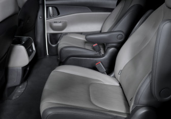 Подержанный автомобиль Kia Carnival 2024 года (10 фото)