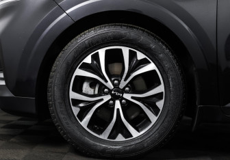 Подержанный автомобиль Kia Carnival 2022 года (32 фото)