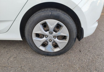 Подержанный автомобиль Hyundai Solaris Hatchback 2015 года (12 фото)