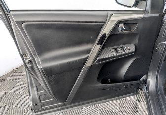Подержанный автомобиль Toyota RAV4 2013 года (19 фото)