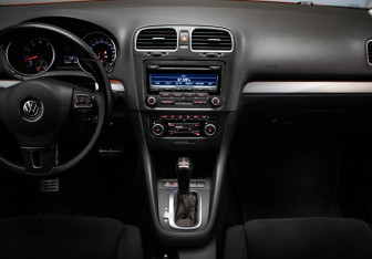Подержанный автомобиль Volkswagen Golf Hatchback 2011 года (17 фото)
