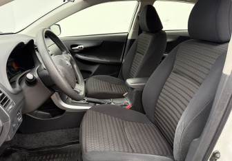 Подержанный автомобиль Toyota Corolla Sedan 2012 года (10 фото)